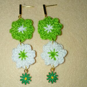 Pendientes de margaritas verdes y blancas