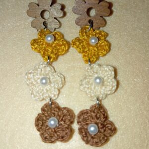 Pendientes de madera y flores
