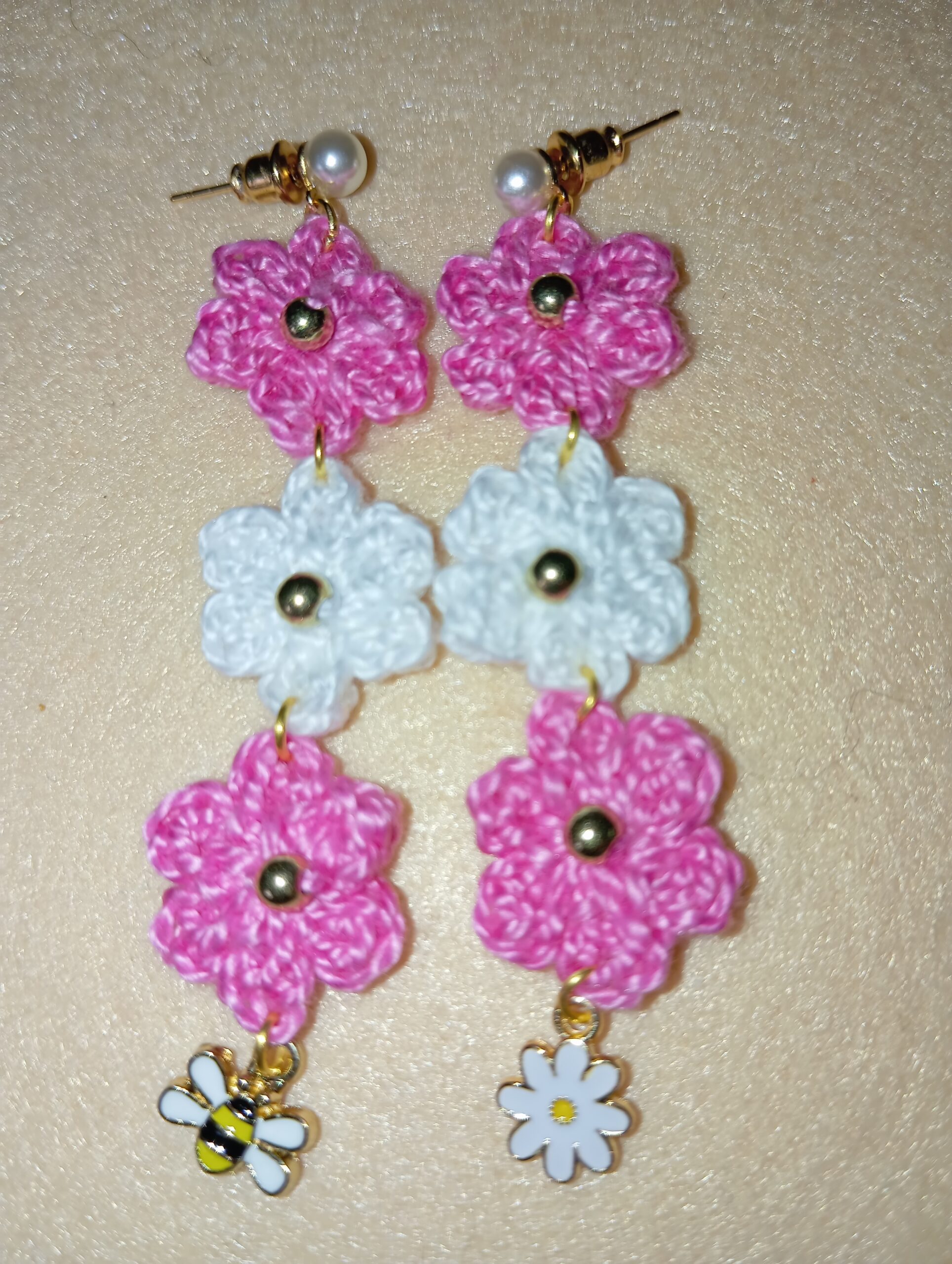 Pendientes de margaritas y abeja 馃悵