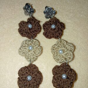 Pendientes de flores marrones