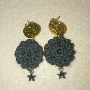 Pendientes negros con estrellita.