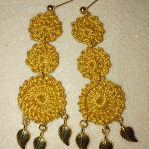 Pendientes de plumas dorado o plateado.