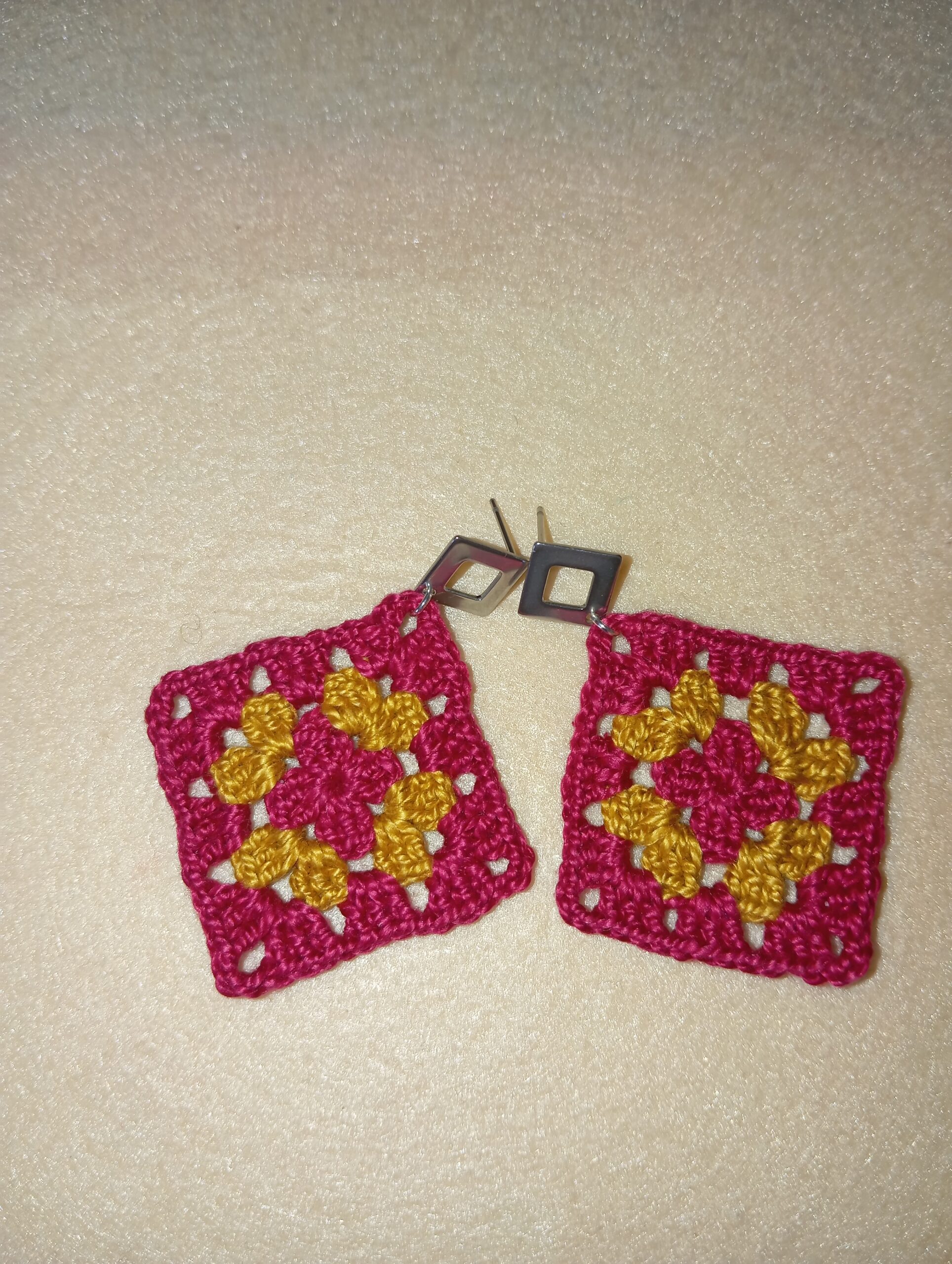 Pendientes granny squares granate y dorados