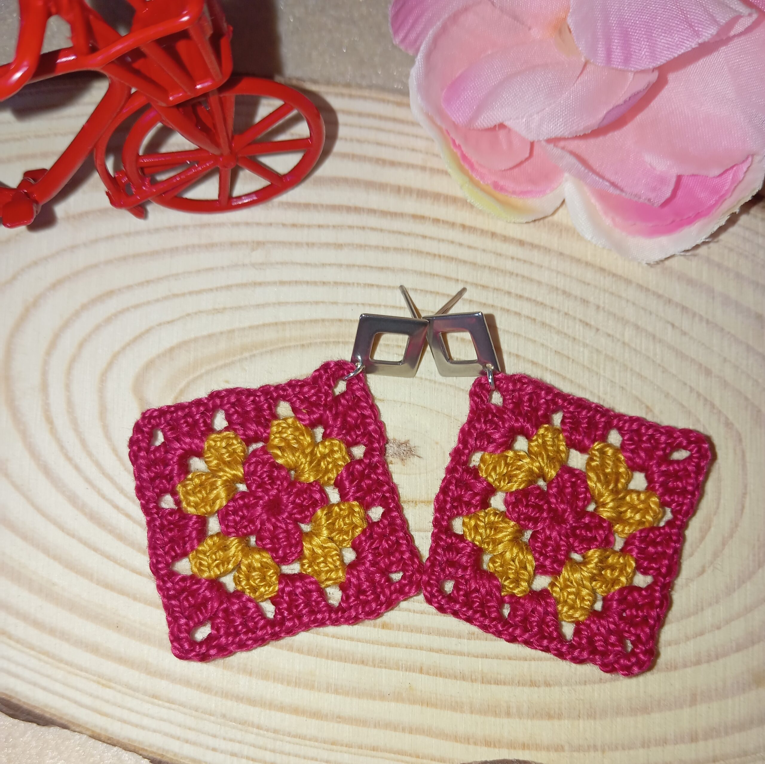 Pendientes granny squares granate y dorados - Imagen 3