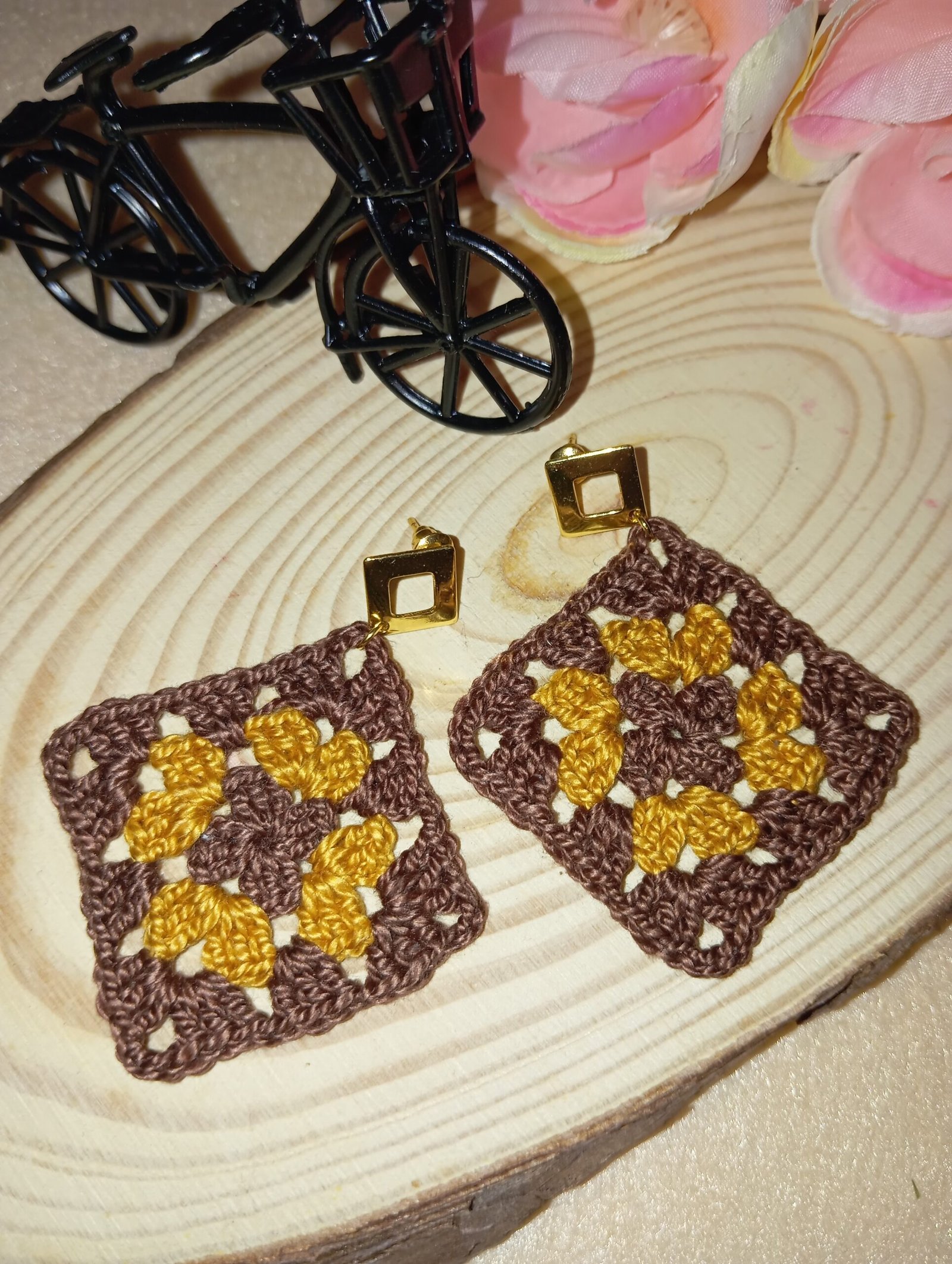 Pendientes granny squares granate y dorados - Imagen 5