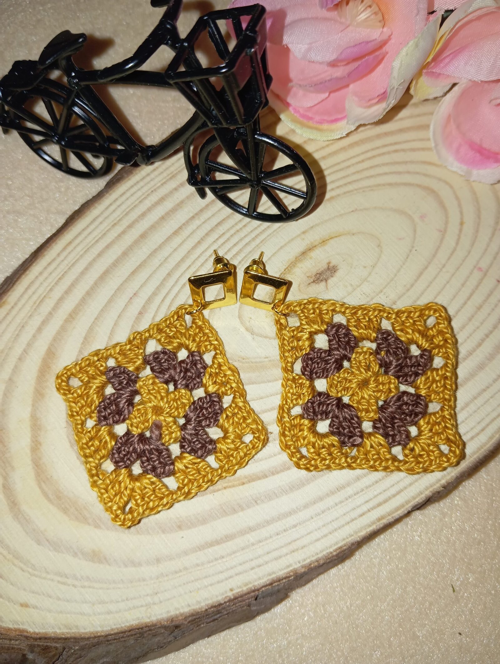 Pendientes granny squares granate y dorados - Imagen 4